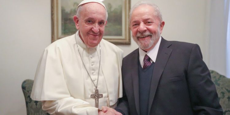 Lula convida Papa Francisco para visitar o Brasil
