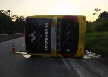 Acidente na BR-101: Ônibus tomba após atropelar cavalo e deixar um homem morto em Silva Jardim