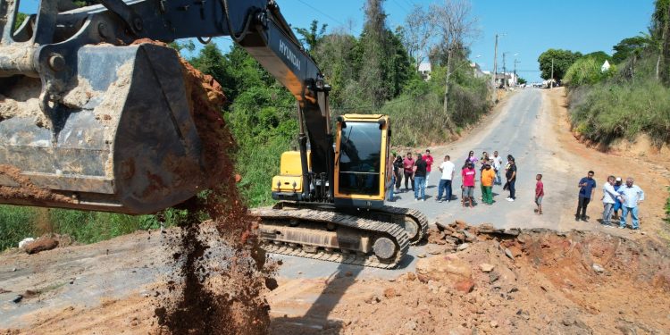 Daniel Santana assina ordem de serviço e dá início imediato às obras de pavimentação e revitalização da Ladeira da Cohab