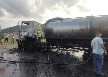 VÍDEO | Caminhão pega fogo após acidente com moto em Ecoporanga