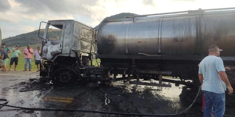 VÍDEO | Caminhão pega fogo após acidente com moto em Ecoporanga