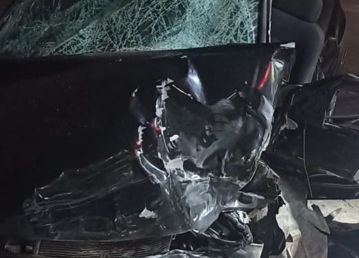 Acidente entre carreta e carro deixa um morto e seis feridos na BR-101