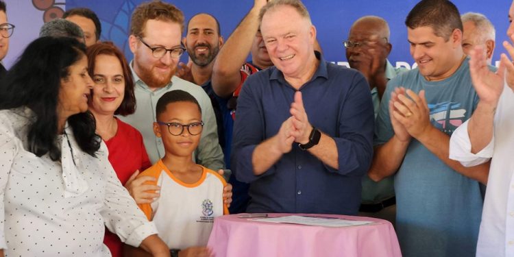 Casagrande autoriza início da construção de nova sede de escola na Serra