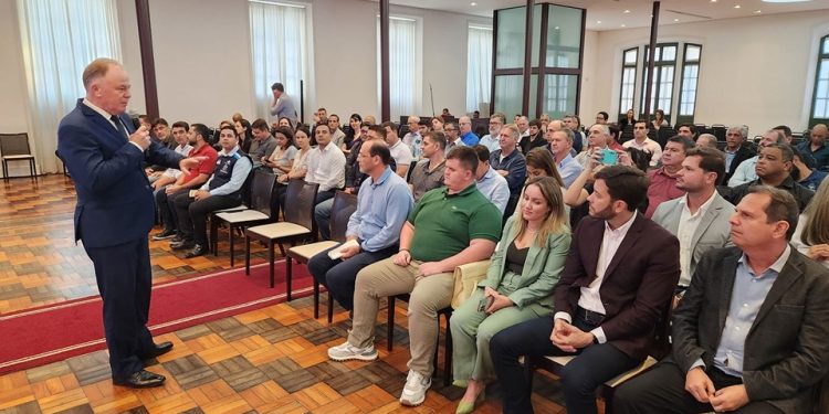 Governo do Estado orienta municípios costeiros e produtores em relação à gripe aviária