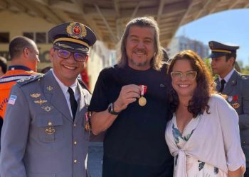 Prefeito Daniel Santana é condecorado pelo Corpo de Bombeiros com a medalha “Mérito Nestor Gomes”