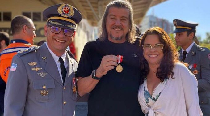 Prefeito Daniel Santana é condecorado pelo Corpo de Bombeiros com a medalha “Mérito Nestor Gomes”