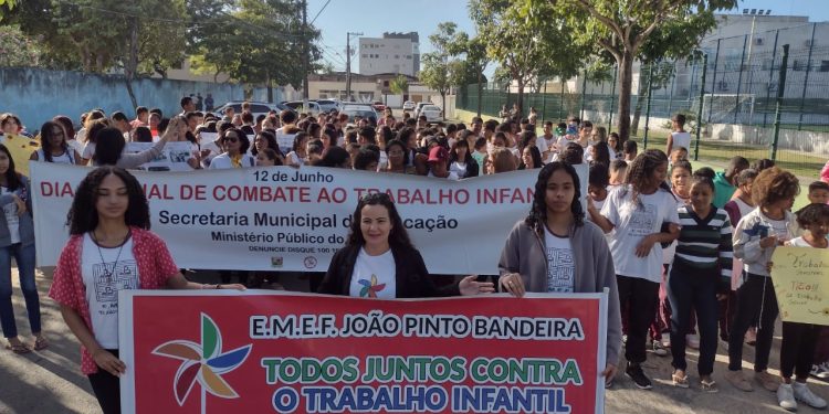 Passeatas de conscientização marcam Dia Mundial de Combate ao Trabalho Infantil na rede municipal de ensino em São Mateus