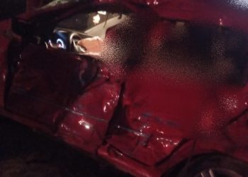 Colisão entre carro e ônibus deixa duas pessoas mortas em Linhares