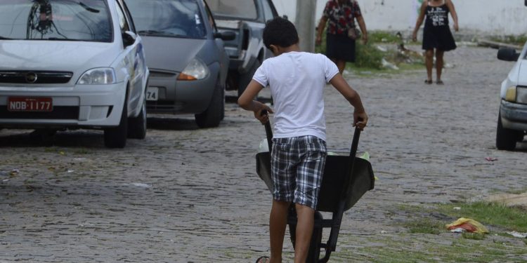 De janeiro a abril, Brasil resgata 702 crianças do trabalho infantil