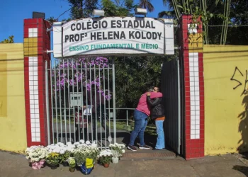 Atirador que matou jovens em escola é achado morto na prisão