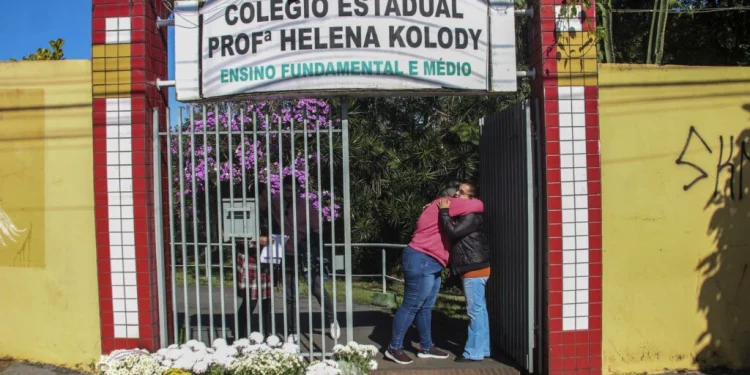 Atirador que matou jovens em escola é achado morto na prisão