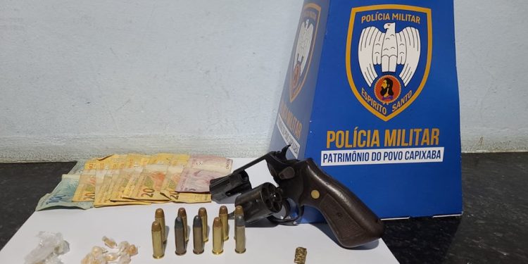 Polícia apreende arma de fogo, munições e drogas em Vila Pavão