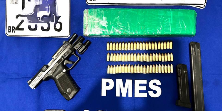 Homem com mandado de prisão é detido com arma de fogo em São Mateus