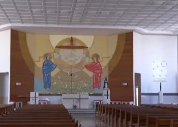 Homem é preso por invadir igreja e quebrar estátua de Jesus