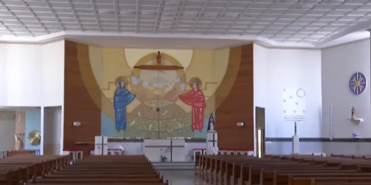 Homem é preso por invadir igreja e quebrar estátua de Jesus