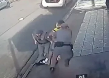 Homem é preso após roubar arma de PM e atirar em agentes