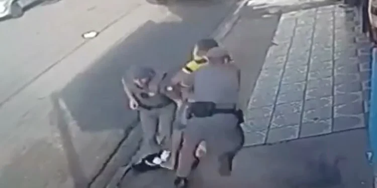 Homem é preso após roubar arma de PM e atirar em agentes