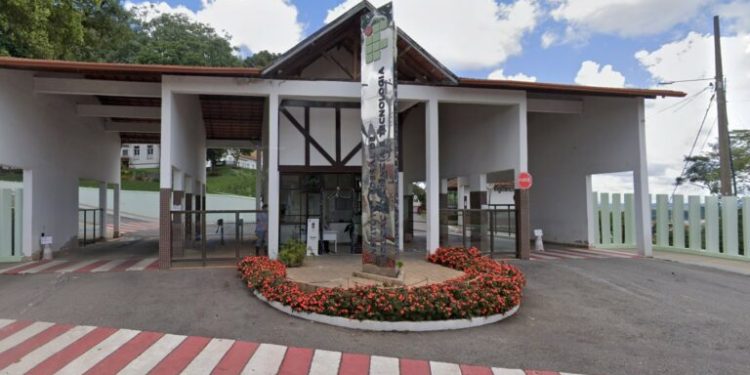 Professor é preso por suspeita de induzir alunos a suicídio