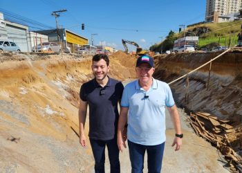 Casagrande inaugura quadra e visita obras de macrodrenagem em Vila Velha