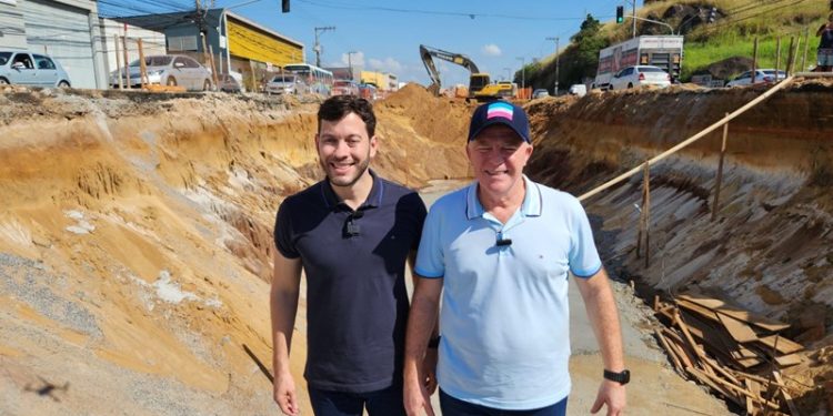 Casagrande inaugura quadra e visita obras de macrodrenagem em Vila Velha