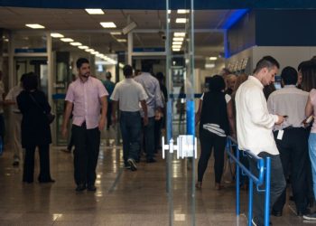 Câmara aprova projeto que pune discriminação de políticos
