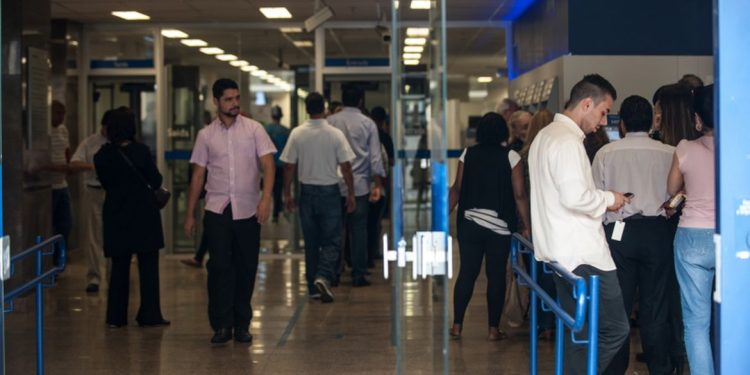 Câmara aprova projeto que pune discriminação de políticos