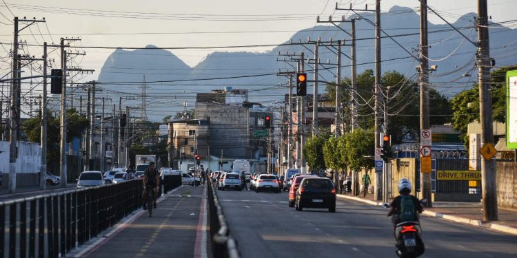 Confronto deixa pelo menos três mortos e carros destruídos em Vitória