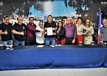 Daniel Santana assina ordem de serviço de poço artesiano para resolver o problema da escassez de água potável em Itauninhas