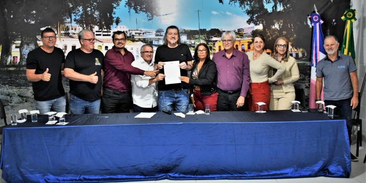 Daniel Santana assina ordem de serviço de poço artesiano para resolver o problema da escassez de água potável em Itauninhas