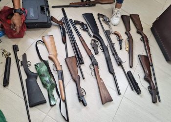 Polícia apreende grande quantidade de armas e munições durante operação em Linhares; quatro pessoas foram presas