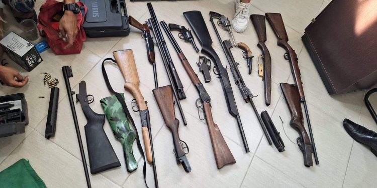 Polícia apreende grande quantidade de armas e munições durante operação em Linhares; quatro pessoas foram presas