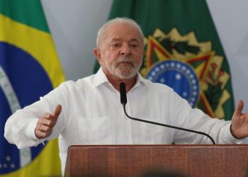 “Bolsonaro se trancou dentro de casa para ficar preparando golpe”, diz Lula em live