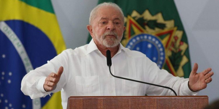“Bolsonaro se trancou dentro de casa para ficar preparando golpe”, diz Lula em live