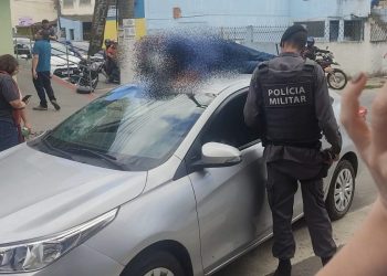 VÍDEO | Motociclista “voa” e vai parar em cima de carro após acidente