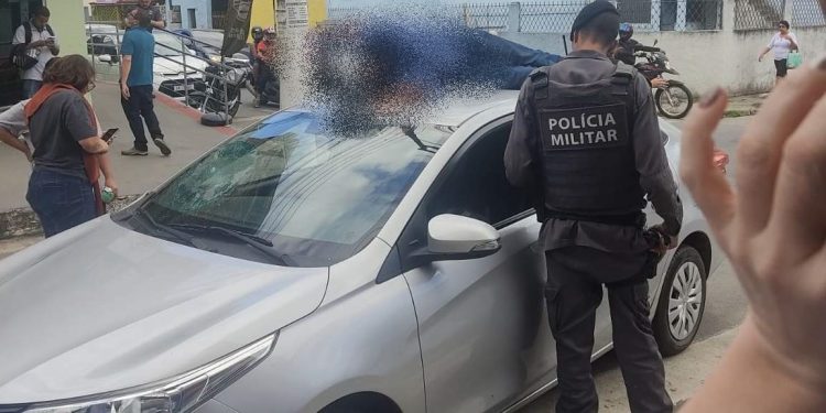 VÍDEO | Motociclista “voa” e vai parar em cima de carro após acidente