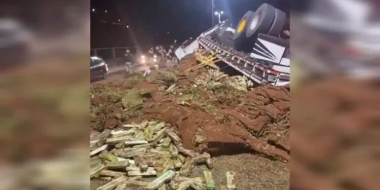Caminhão carregado de drogas vira em frente a batalhão da PM
