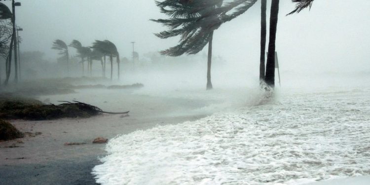 Chegada de ciclone extratropical traz chuva e forte ventania para o ES, BA e RJ