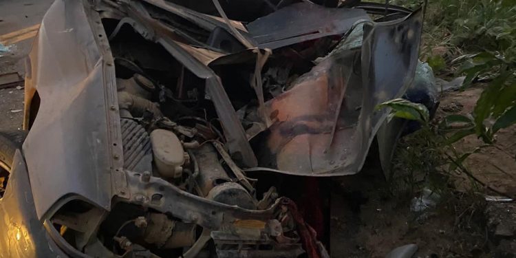 Vídeo mostra veículos destruídos após acidente que matou três pessoas em Alto Rio Novo