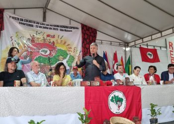 Ao lado do prefeito Daniel Santana e do MST, ministro anuncia reforma agrária “para breve”