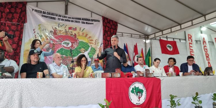 Ao lado do prefeito Daniel Santana e do MST, ministro anuncia reforma agrária “para breve”