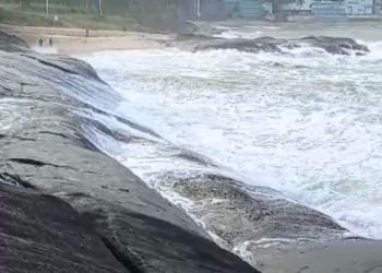 Homens desaparecem após caírem de pedra em praia de Guarapari