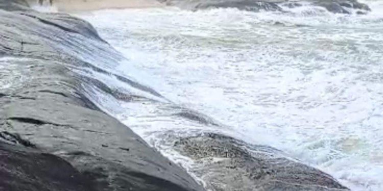 Homens desaparecem após caírem de pedra em praia de Guarapari