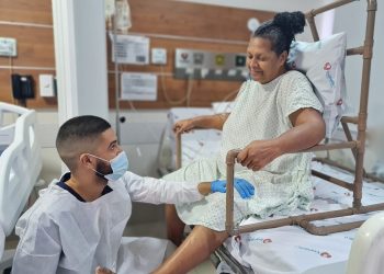 Fisioterapeutas do Hospital Evangélico usam cadeiras especiais em reabilitação de pacientes