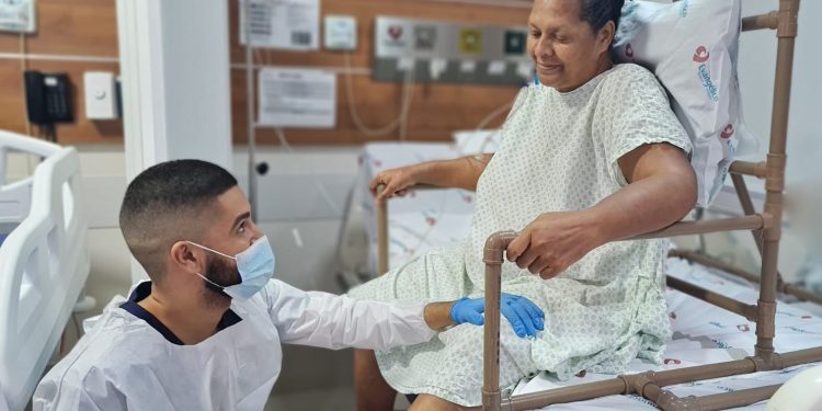 Fisioterapeutas do Hospital Evangélico usam cadeiras especiais em reabilitação de pacientes