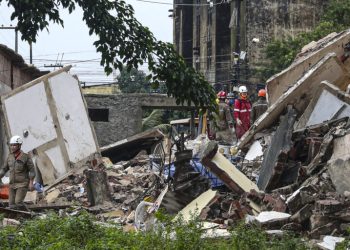 Sobe para 11 o número de mortos em desabamento de prédio