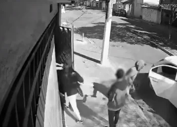 Ladrão se atrapalha e deixa a própria carteira com vítima