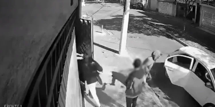 Ladrão se atrapalha e deixa a própria carteira com vítima