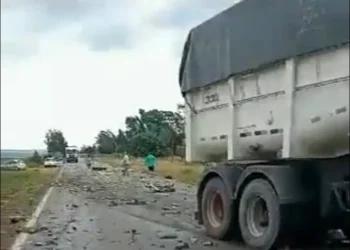 Traficante morre em acidente, e carga de droga se espalha em via