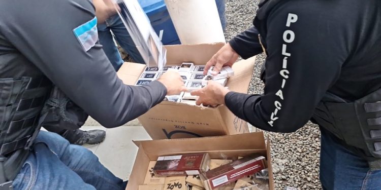 Polícia apreende cigarros contrabandeados e interdita depósito em Linhares