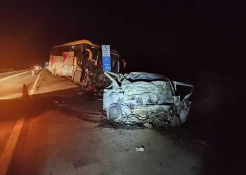 Grave acidente entre ônibus e carros de passeio mata 5 pessoas